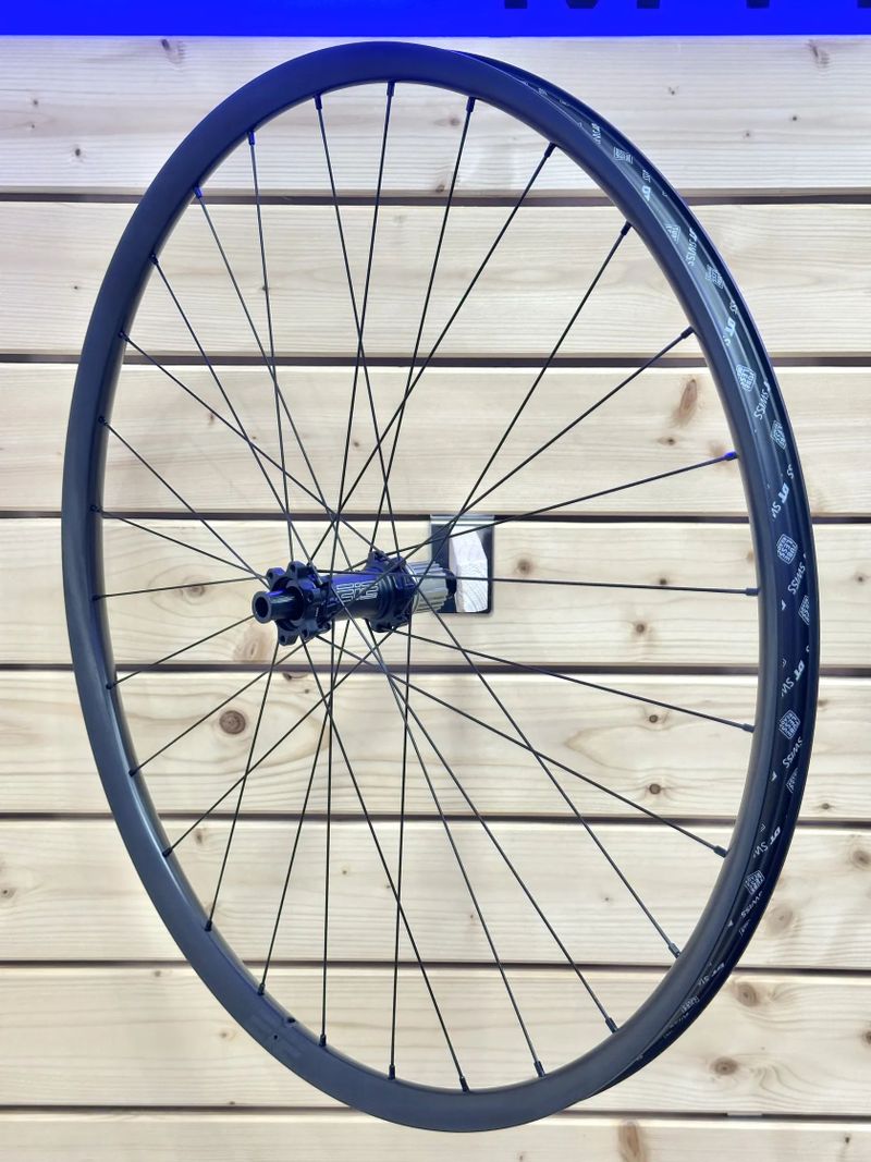 Karbonová kola 29" EIE A29C27D20 - UL | Boost | IS 6 děr | DT Swiss Competition Race | 1175 gramů