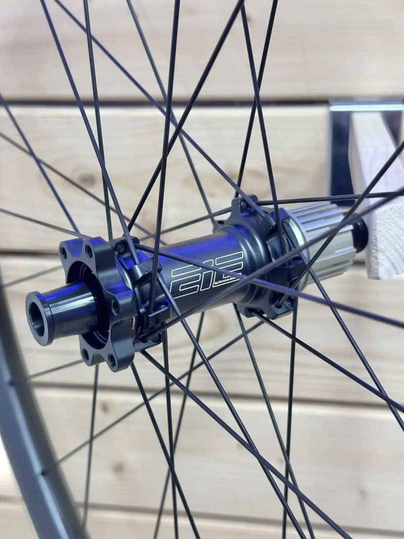 Karbonová kola 29" EIE A29C27D20 - UL | Boost | IS 6 děr | DT Swiss Competition Race | 1175 gramů