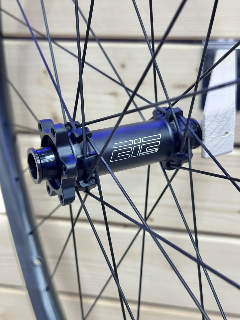 Karbonová kola 29" EIE A29C27D20 - UL | Boost | IS 6 děr | DT Swiss Competition Race | 1175 gramů