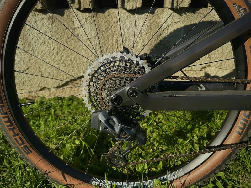 Canyon Neuron CF 8 2023 vel. M – FOX 36, SRAM GX AXS, TOP