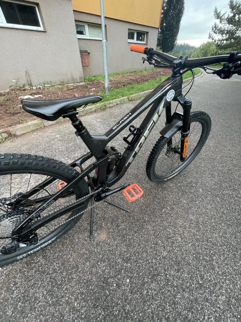 Trek Slash 9.8 XT – 2022, velikost M/L, 29”