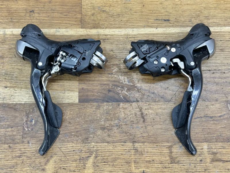řadící a brzdové páky Shimano ST-6700