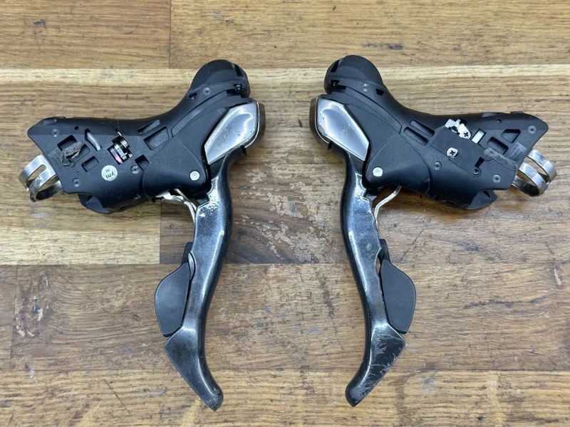 řadící a brzdové páky Shimano ST-6700