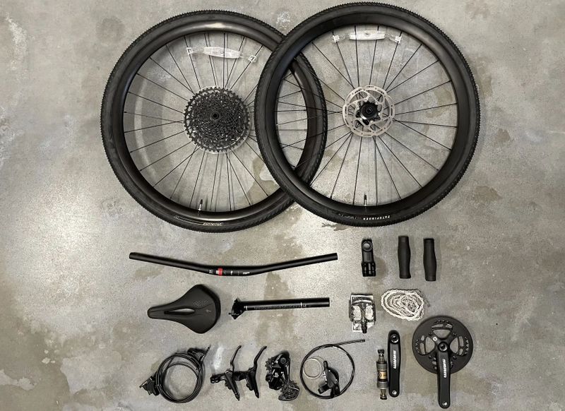 Nové komponenty – kompletní jízdní kolo: zapletená 29“ kola + brzdy + řazení + kokpit