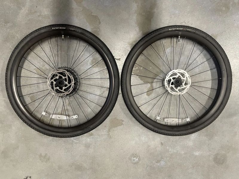 Nové komponenty – kompletní jízdní kolo: zapletená 29“ kola + brzdy + řazení + kokpit