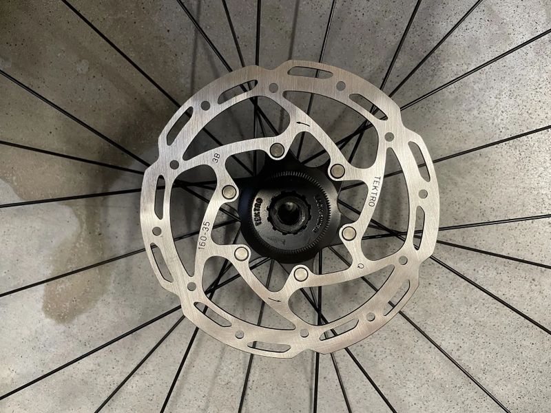 Nové komponenty – kompletní jízdní kolo: zapletená 29“ kola + brzdy + řazení + kokpit