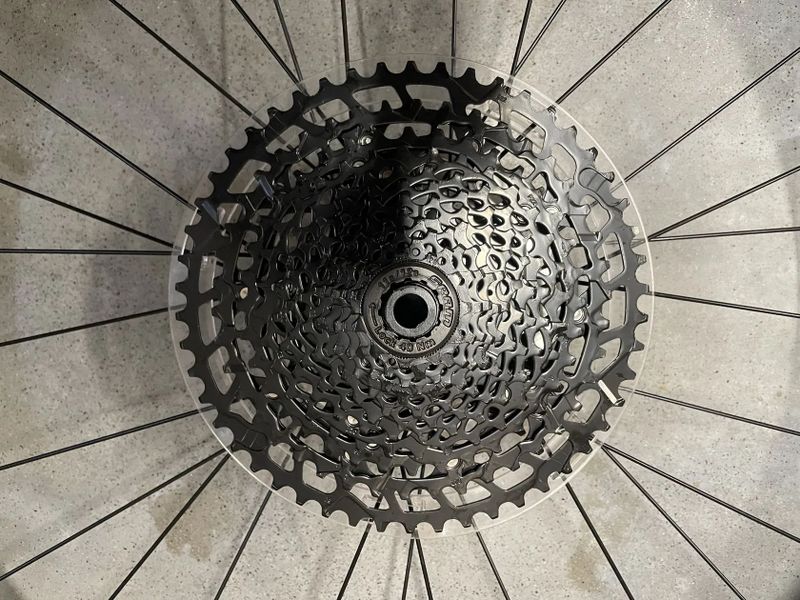 Nové komponenty – kompletní jízdní kolo: zapletená 29“ kola + brzdy + řazení + kokpit