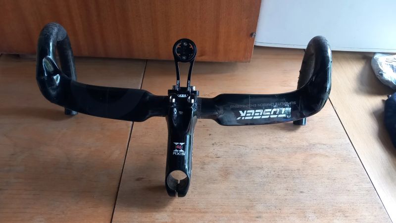 Karbonová řidítka s představcem