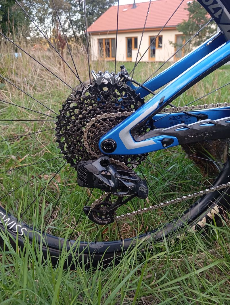 Pivot Cycles switchblade