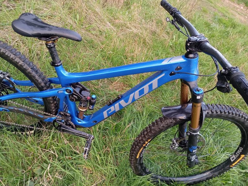 Pivot Cycles switchblade