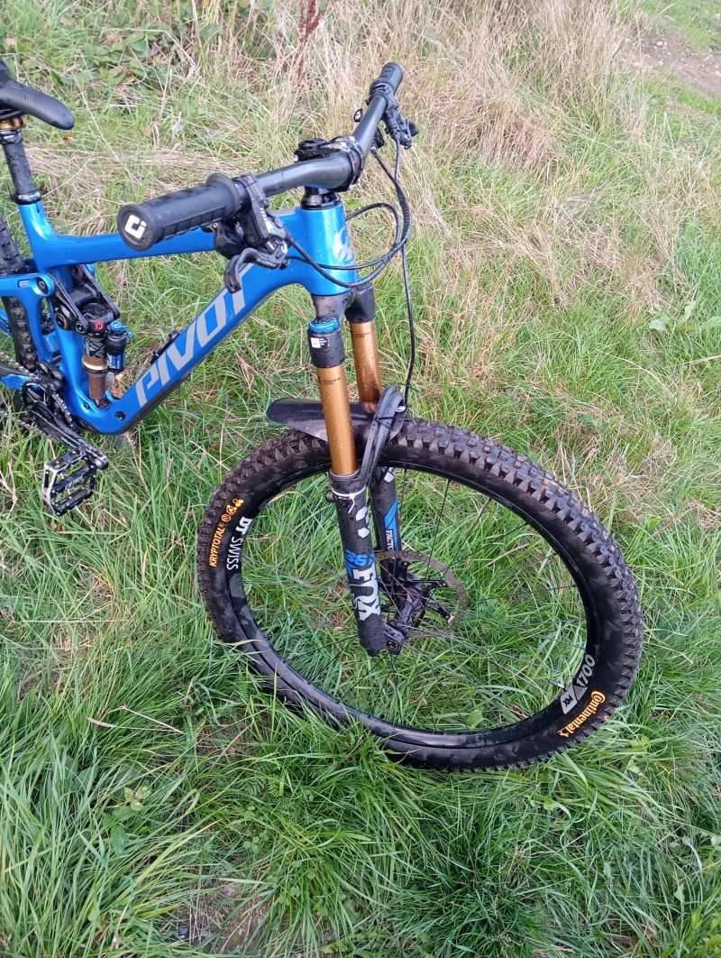 Pivot Cycles switchblade