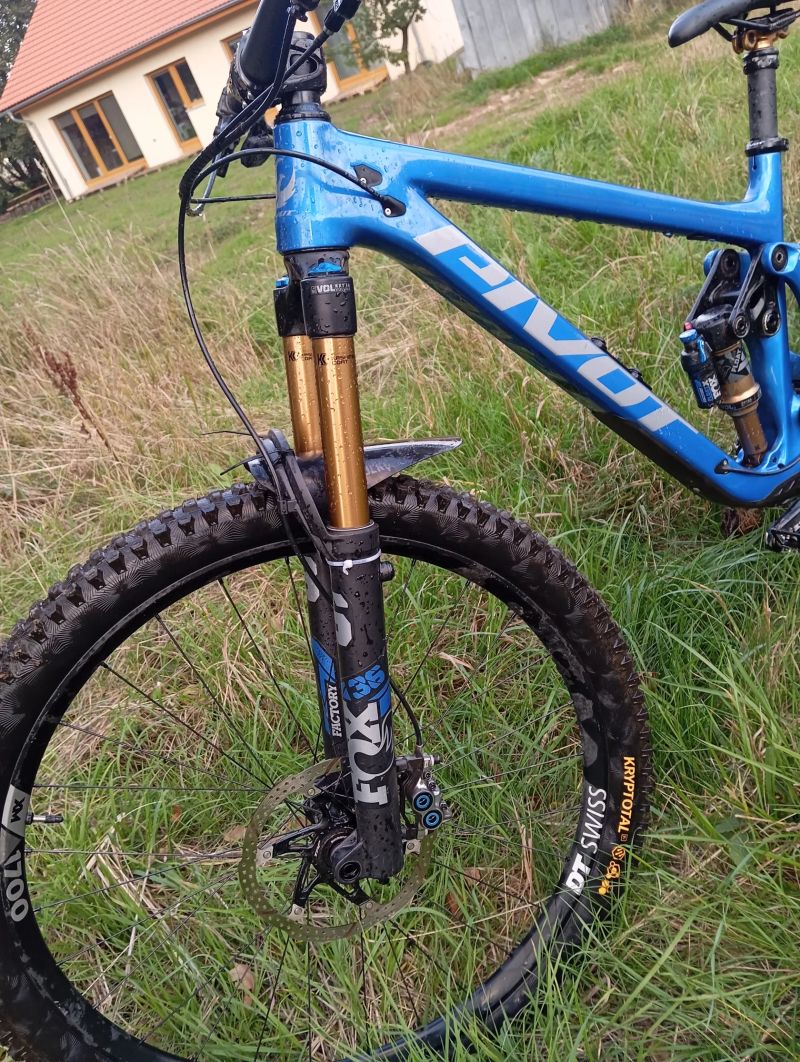 Pivot Cycles switchblade