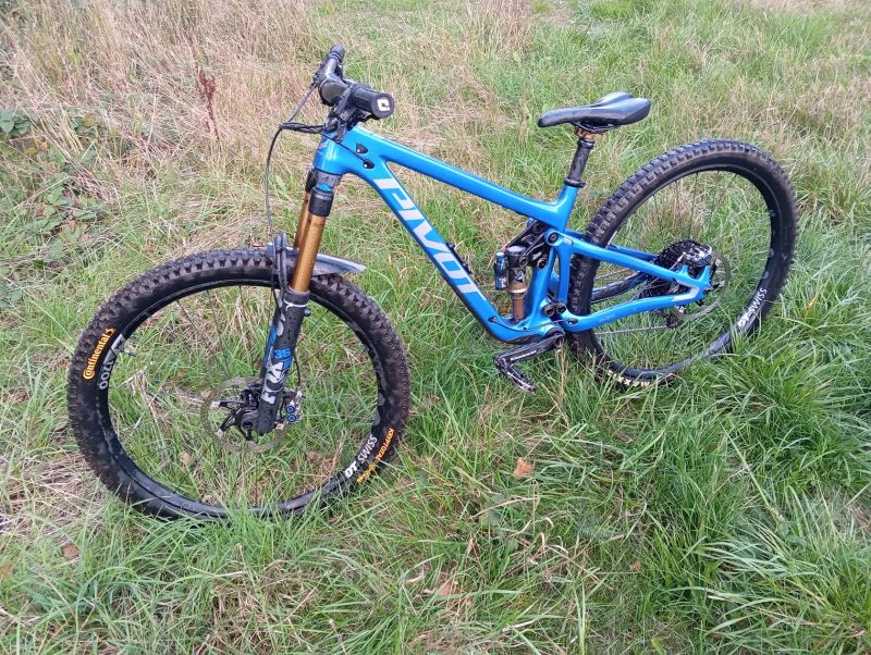 Pivot Cycles switchblade