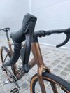 Gravel Focus Atlas 8.9 Carbon 2023 Rival eTap AXS 28" – velikost XL