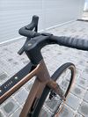 Gravel Focus Atlas 8.9 Carbon 2023 Rival eTap AXS 28" – velikost XL