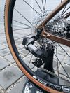 Gravel Focus Atlas 8.9 Carbon 2023 Rival eTap AXS 28" – velikost XL