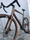 Gravel Focus Atlas 8.9 Carbon 2023 Rival eTap AXS 28" – velikost XL