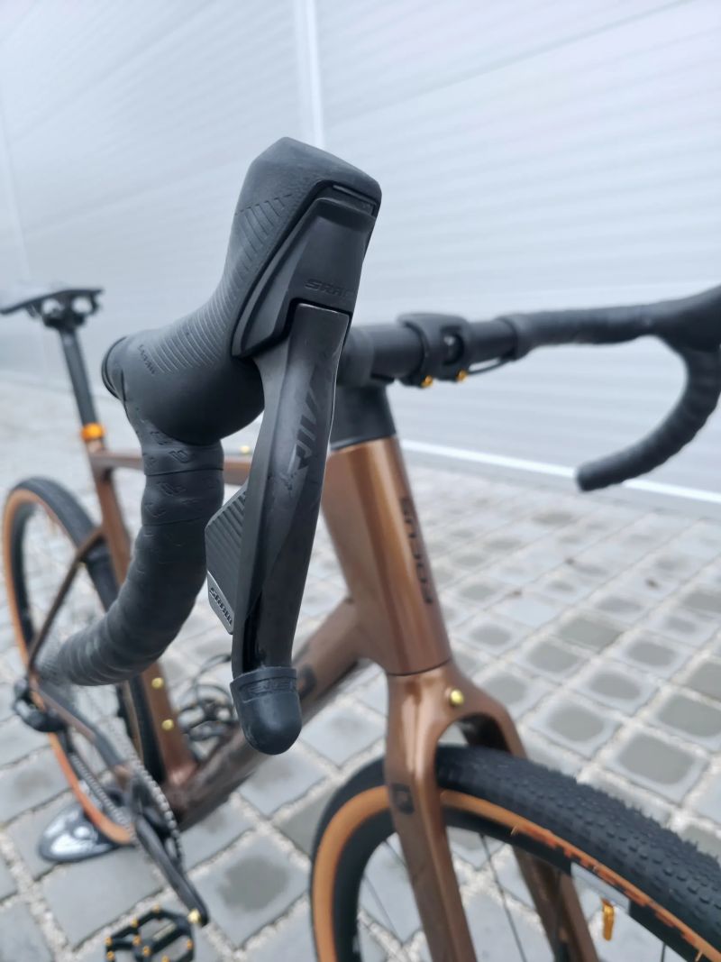 Gravel Focus Atlas 8.9 Carbon 2023 Rival eTap AXS 28" – velikost XL