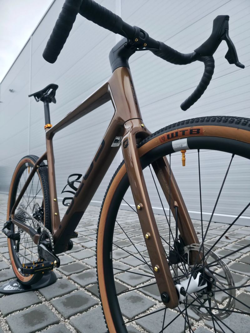 Gravel Focus Atlas 8.9 Carbon 2023 Rival eTap AXS 28" – velikost XL