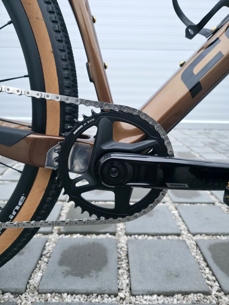 Gravel Focus Atlas 8.9 Carbon 2023 Rival eTap AXS 28" – velikost XL