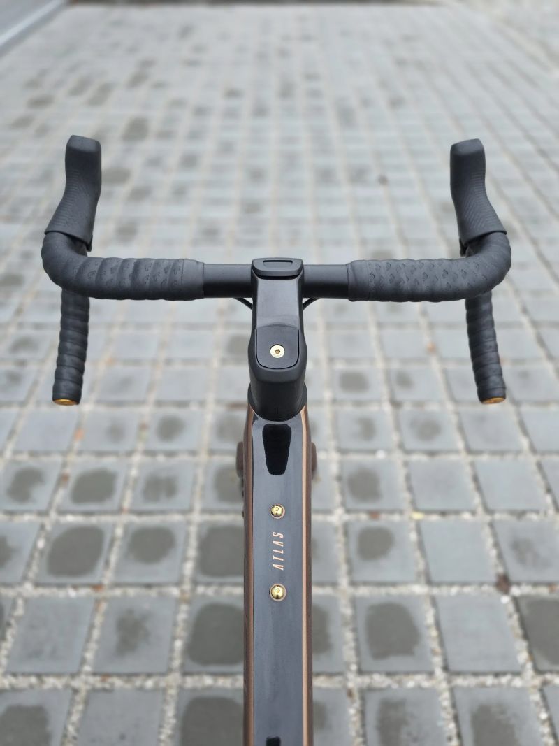 Gravel Focus Atlas 8.9 Carbon 2023 Rival eTap AXS 28" – velikost XL