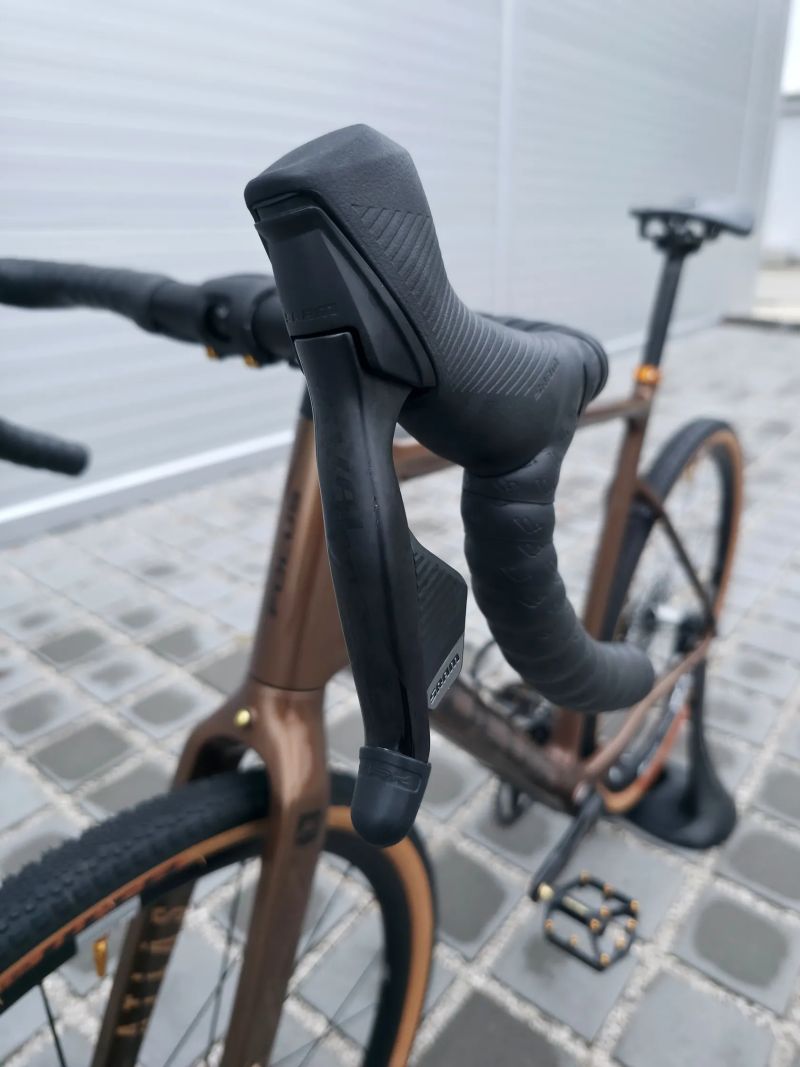 Gravel Focus Atlas 8.9 Carbon 2023 Rival eTap AXS 28" – velikost XL