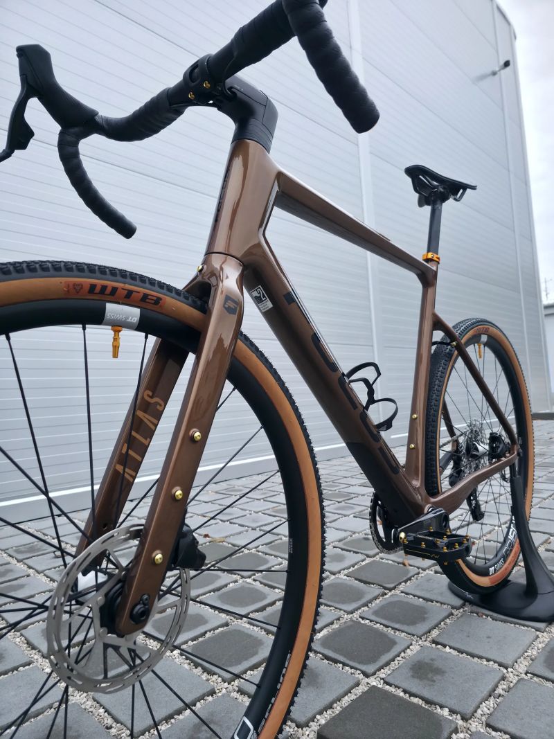 Gravel Focus Atlas 8.9 Carbon 2023 Rival eTap AXS 28" – velikost XL