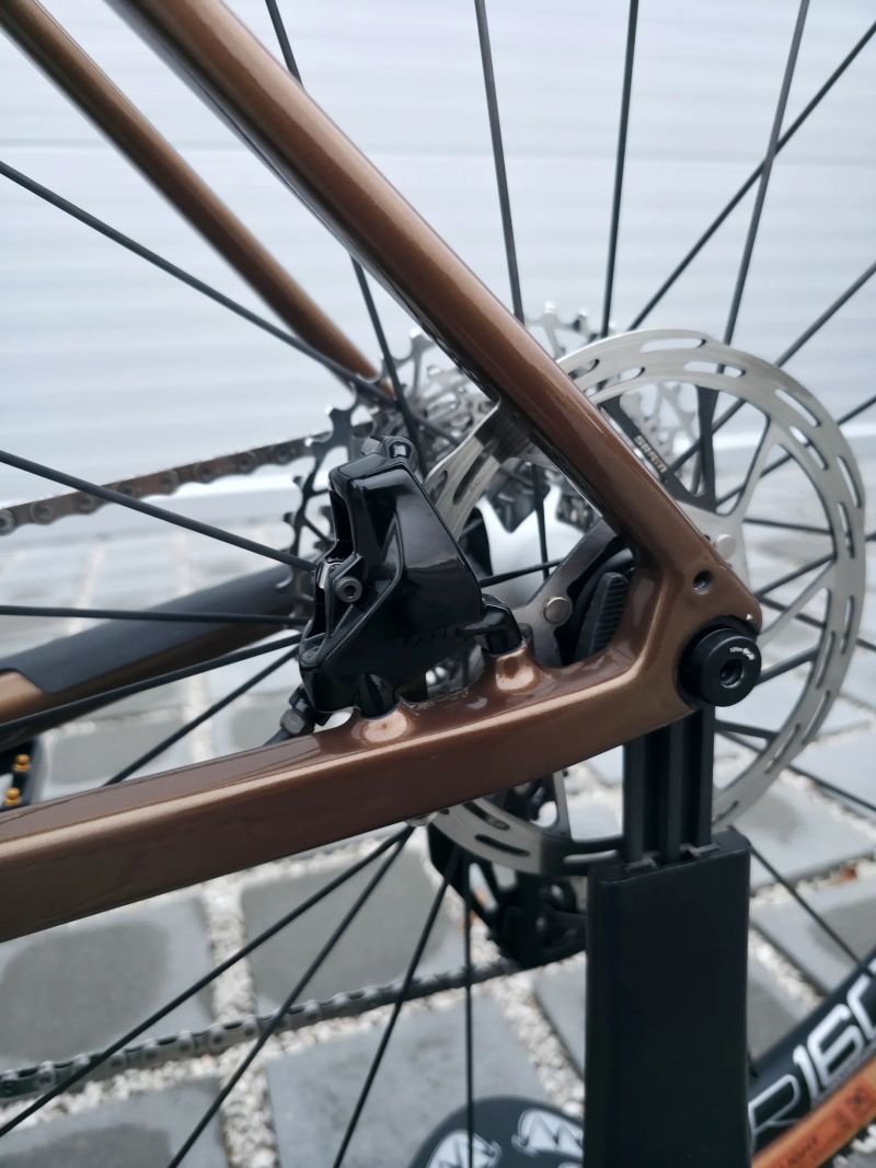 Gravel Focus Atlas 8.9 Carbon 2023 Rival eTap AXS 28" – velikost XL