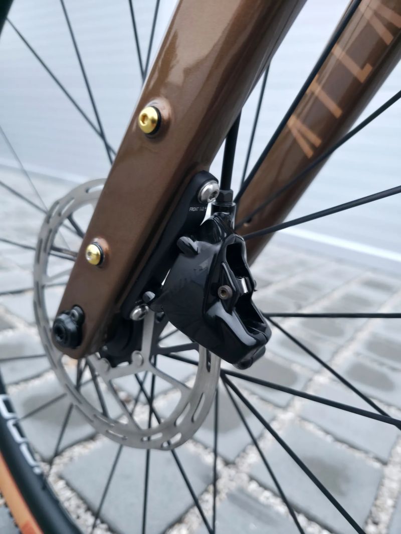 Gravel Focus Atlas 8.9 Carbon 2023 Rival eTap AXS 28" – velikost XL