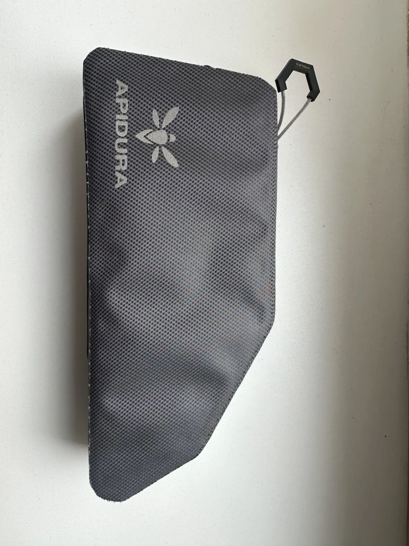 Apidura Expedition bolt-on top tube pack 1 l brašna na rám