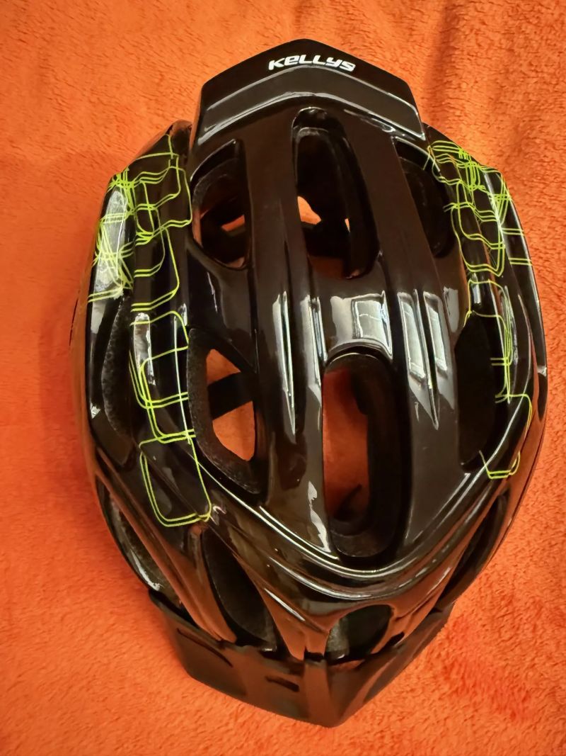 Pánská helma KELLYS DARE, černá se zelenými ornamenty, velikost 58-61 cm