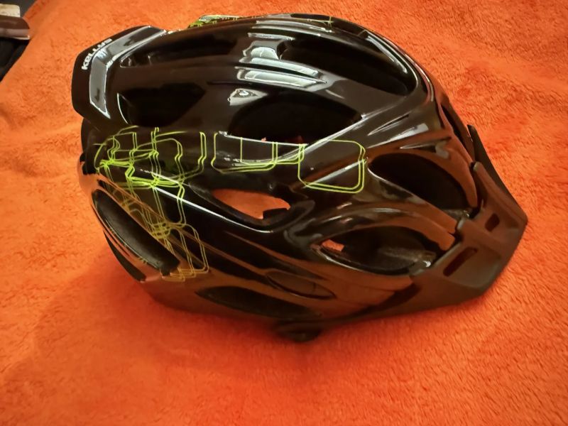 Pánská helma KELLYS DARE, černá se zelenými ornamenty, velikost 58-61 cm