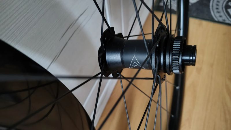 Nová Karbonová silniční 50mm kola nový model Bianchi Velomann Plutonium 50 TLR ořech Shimano
