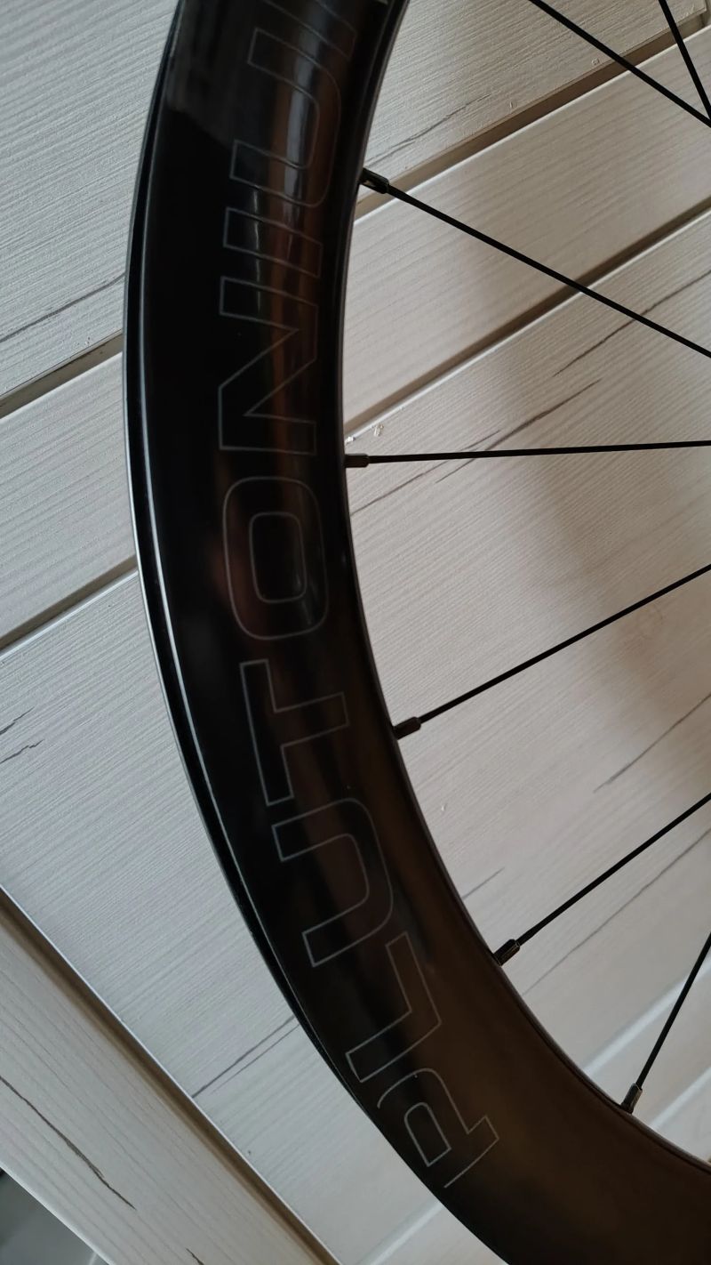 Nová Karbonová silniční 50mm kola nový model Bianchi Velomann Plutonium 50 TLR ořech Shimano