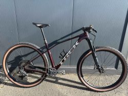 Zánovní kola TREK Procaliber 9.7 AXS Gen 3 Carbon Red Smoke Velikosti M,M/L,L