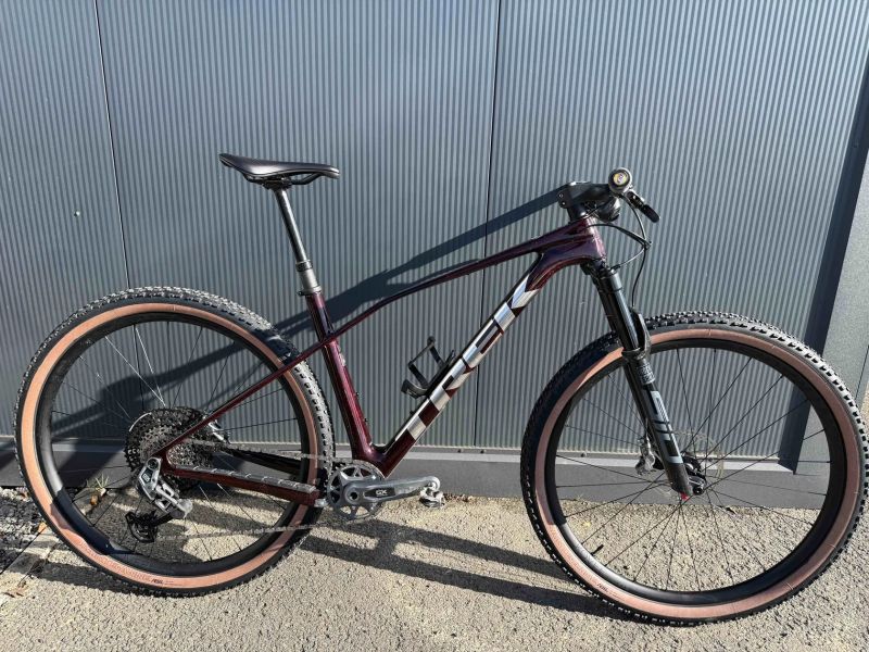 Zánovní kola TREK Procaliber 9.7 AXS Gen 3 Carbon Red Smoke Velikosti M,M/L,L