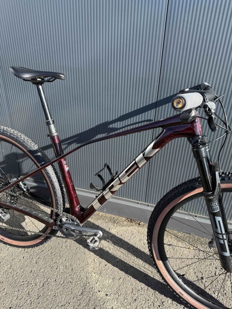 Zánovní kola TREK Procaliber 9.7 AXS Gen 3 Carbon Red Smoke Velikosti M,M/L,L