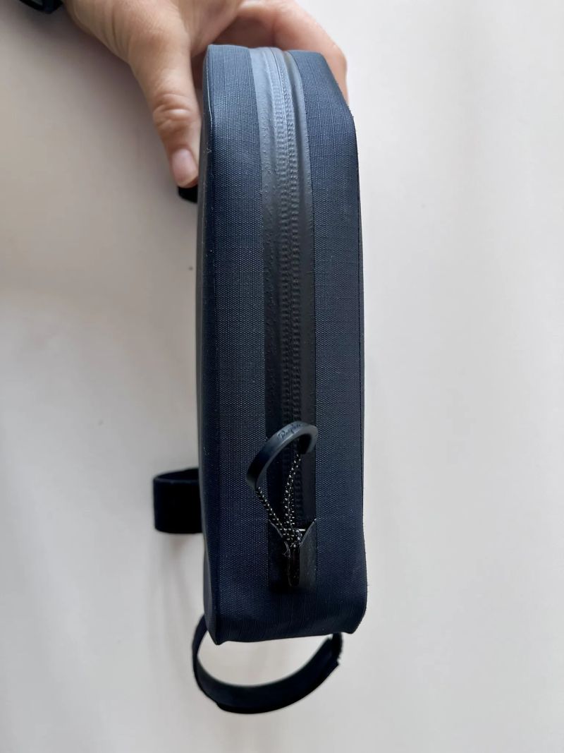 Nová brašna na rám Rapha Explore Top Tube Bag - Vulcan / Asphalt