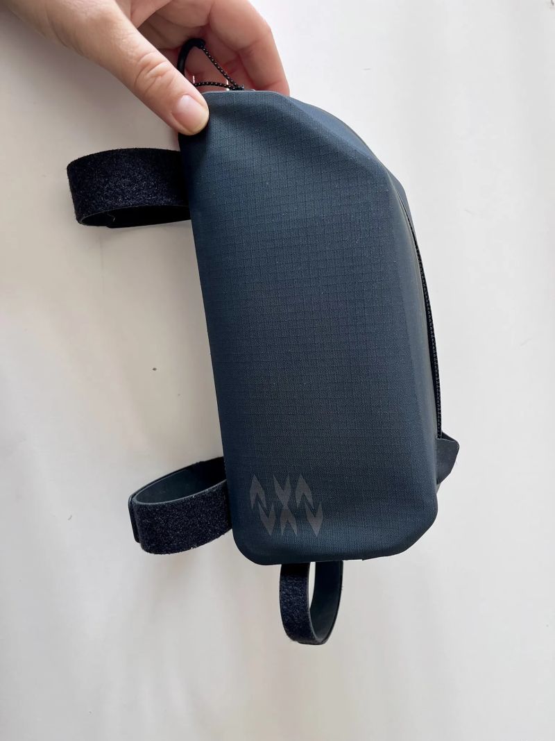 Nová brašna na rám Rapha Explore Top Tube Bag - Vulcan / Asphalt