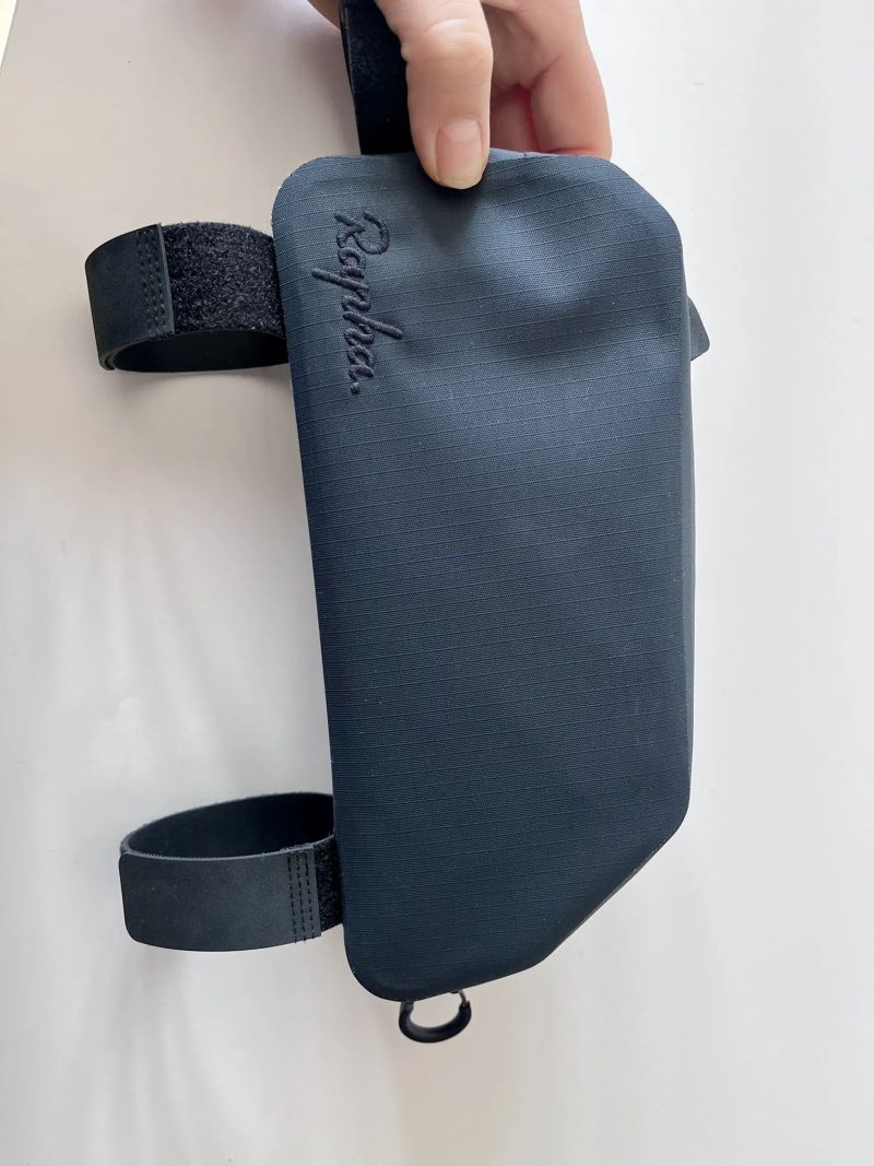 Nová brašna na rám Rapha Explore Top Tube Bag - Vulcan / Asphalt