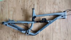 Rám Nukeproof Mega, poškozený