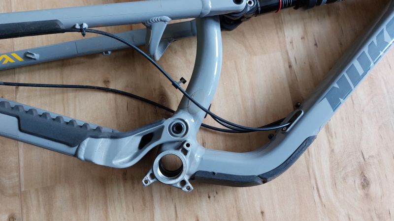 Rám Nukeproof Mega, poškozený