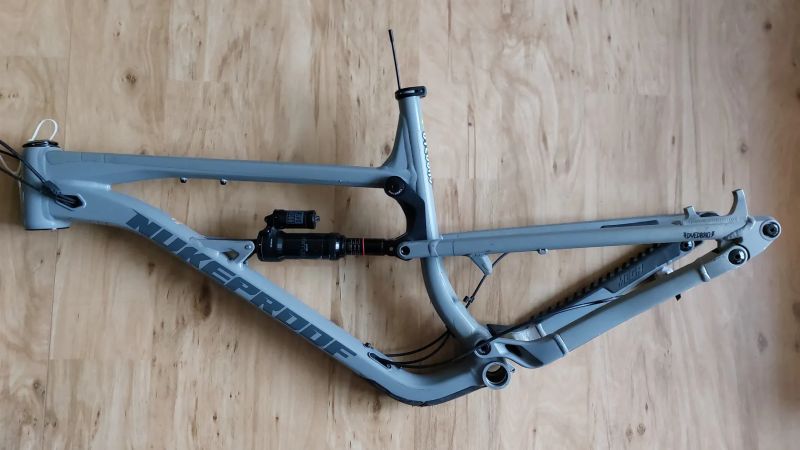 Rám Nukeproof Mega, poškozený