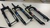 odpružené vidlice 27,5" FOX a Rock Shox (po servisu s guferami)