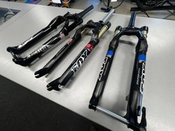 odpružené vidlice 27,5" FOX a Rock Shox (po servisu s guferami)