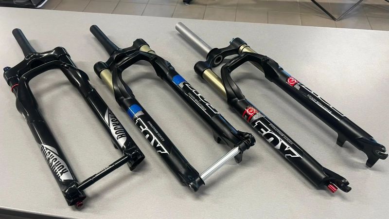 odpružené vidlice 27,5" FOX a Rock Shox (po servisu s guferami)