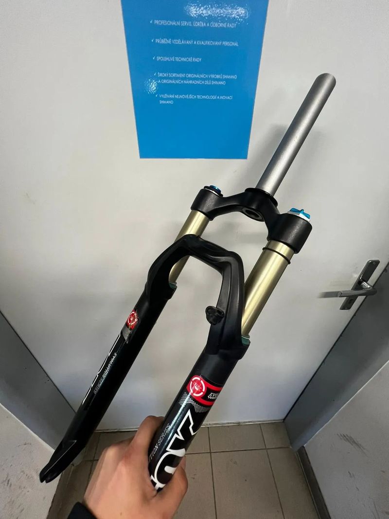 odpružené vidlice 27,5" FOX a Rock Shox (po servisu s guferami)