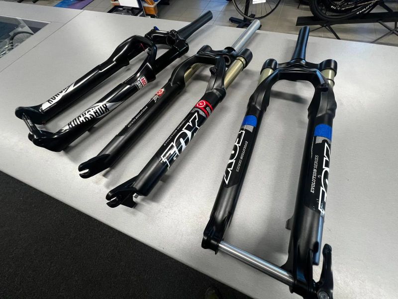 odpružené vidlice 27,5" FOX a Rock Shox (po servisu s guferami)