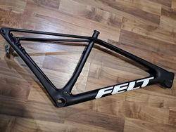 Nabízím NOVÝ karbonový rám Felt ve velikosti M / 29er / boost osa 12x148mm / tapered / 1170g