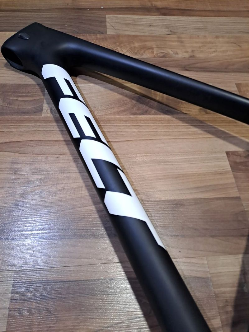 Nabízím NOVÝ karbonový rám Felt ve velikosti M / 29er / boost osa 12x148mm / tapered / 1170g
